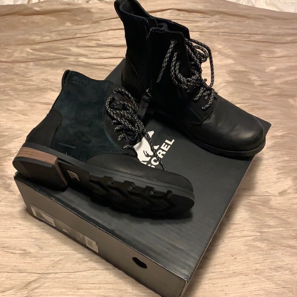 LIKE NEW! Sorel Emelie Short Lace Boot